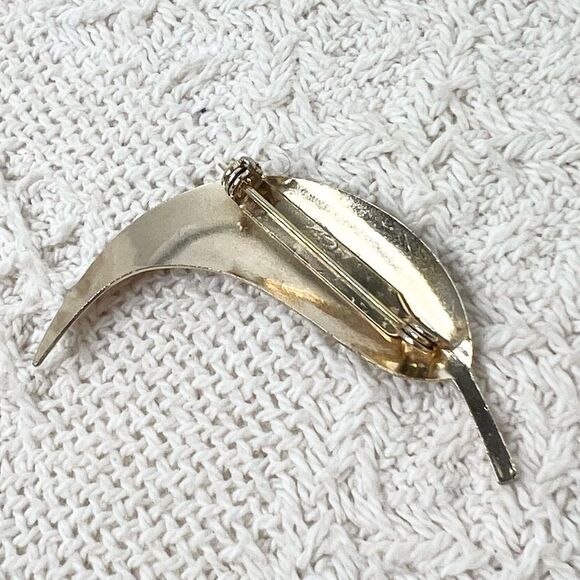 Vintage Gold Tone Leaf Brooch Pin Long Curved Fall Autumn - Picture 3 of 5